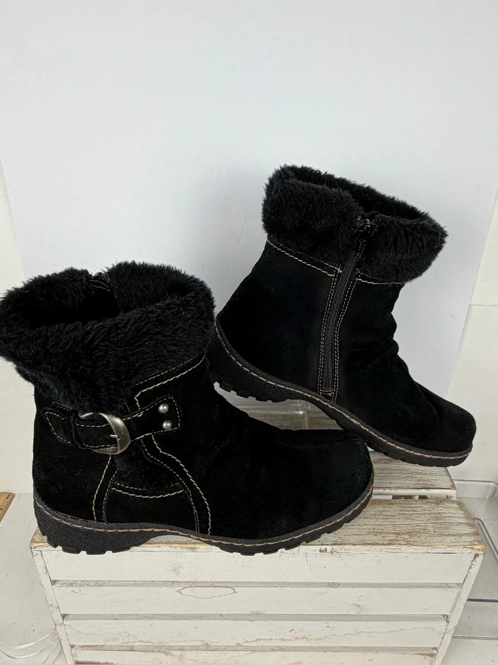 Baretraps Breesen black suede ankle boots cozy faux fur side buckle size 9.5M
